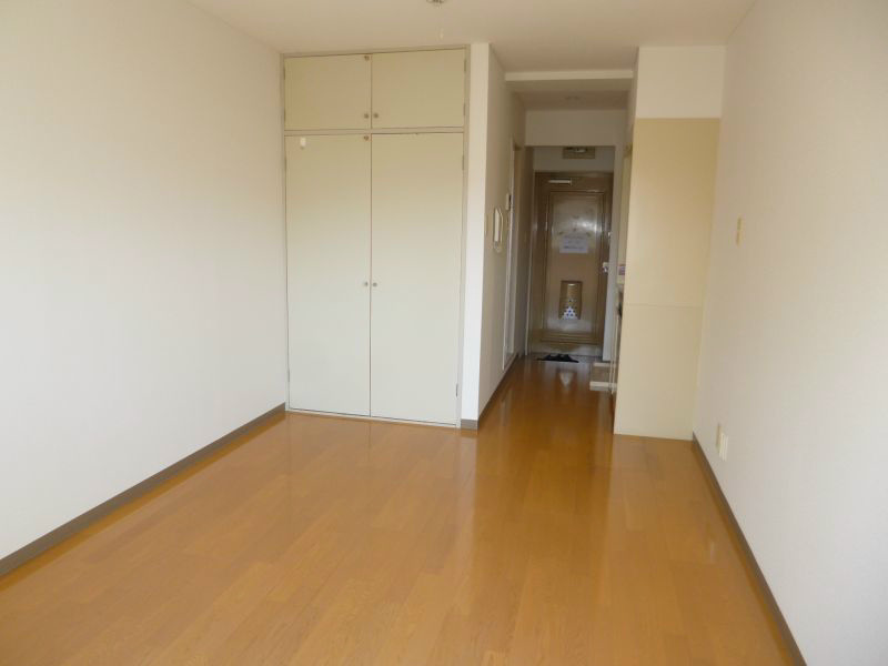 居室・リビング　収納完備でお部屋を広くお使いいただけます。