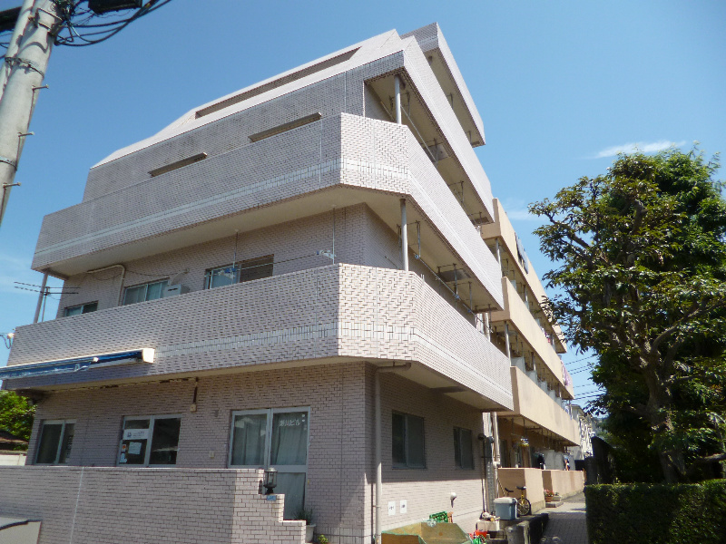 建物外観　タイル張りで重厚感のある外観です。