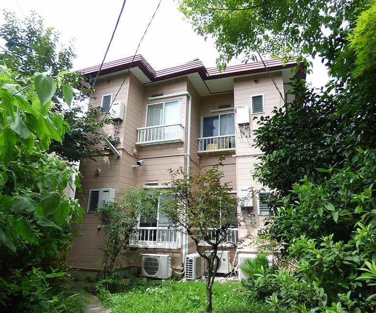 建物外観　公園を通り抜けると入口があります。