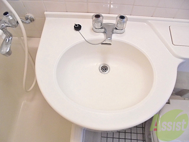 洗面設備　洗面台はお風呂と仲良しのタイプ。お掃除簡単に済ませちゃおう