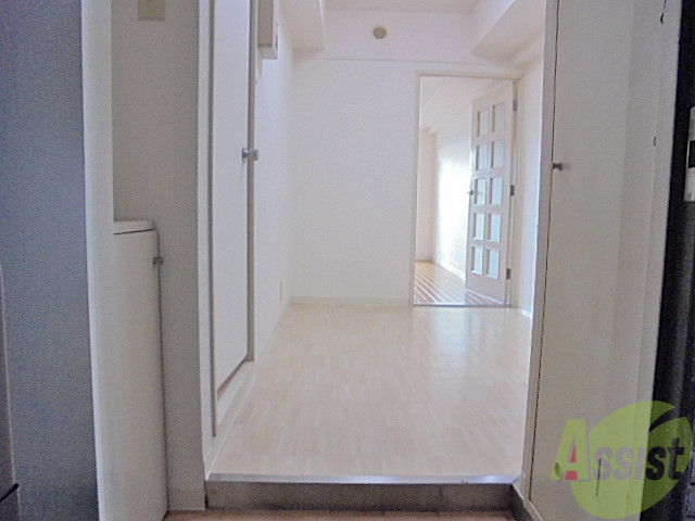 玄関　真っ白な床に真っ白な建具と床、清潔感にあふれています