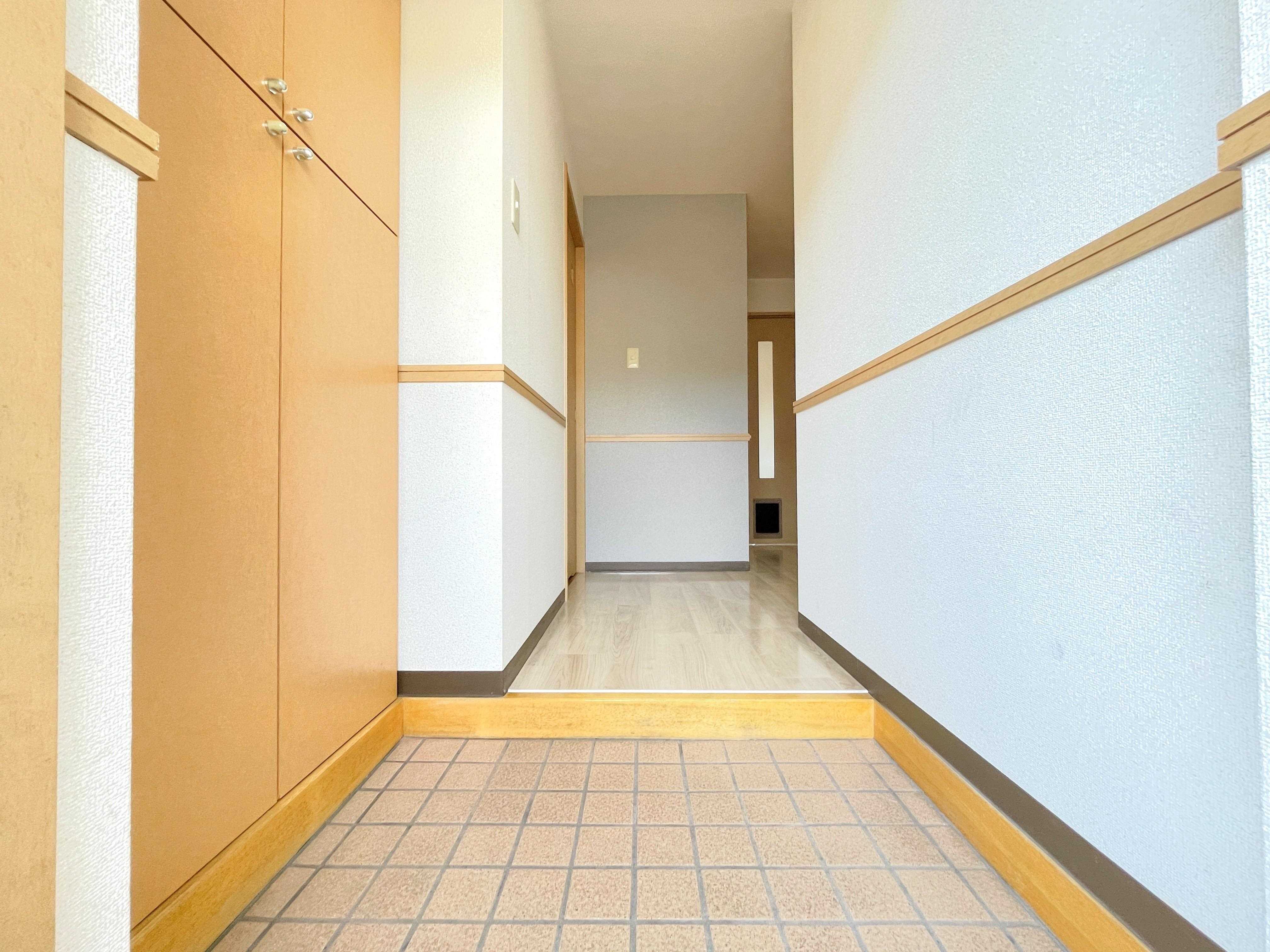 玄関　玄関ホール（モデルルーム・反転）