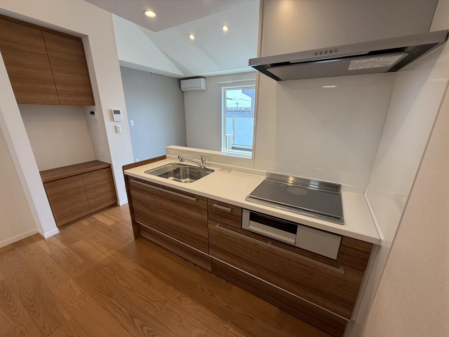 キッチン　料理中にもリビングの様子がうかがえるカウンターキッチンです