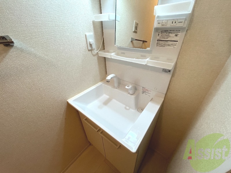 洗面設備　独立洗面台になっているので忙しい朝もばっちりですね。