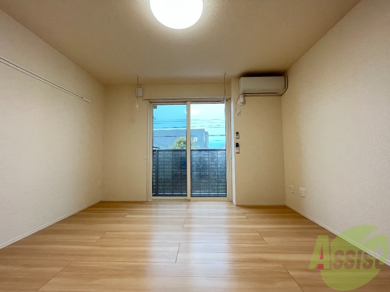 居室・リビング　大きな窓が付いていて日差しもしっかり入ります。