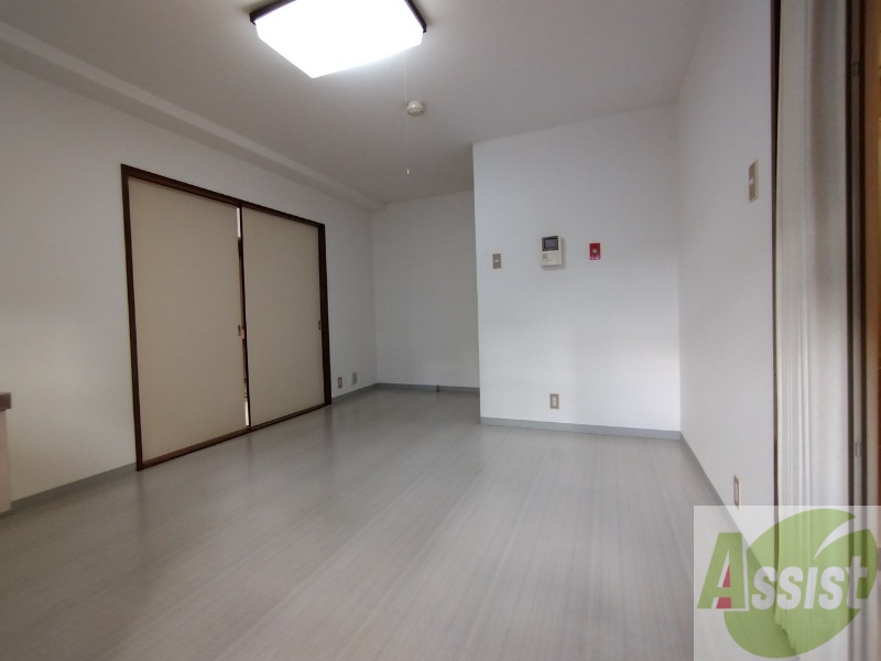 居室・リビング　リビングです。木目のフローリングが落ち着きますね。