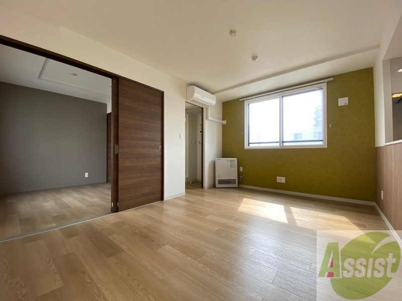 居室・リビング　リビングです。木目のフローリングが落ち着きますね。