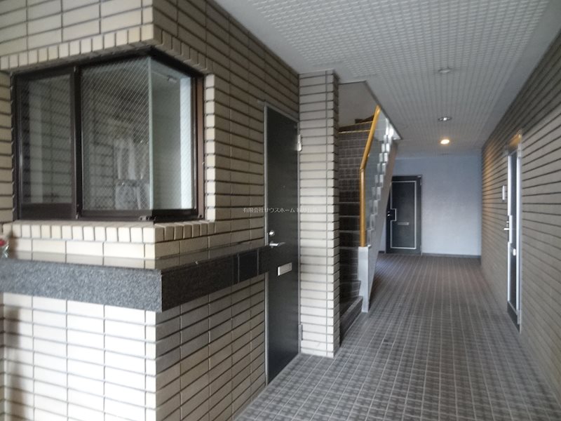 ロビー　内廊下で雨に濡れません。