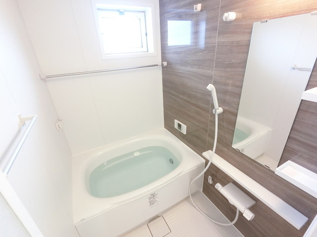 バス・シャワールーム　浴室換気乾燥機付きの浴槽です。