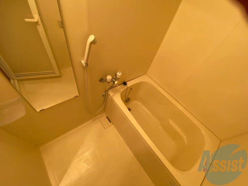 バス・シャワールーム　お風呂は追い焚き機能付きで快適にご利用いただけます。