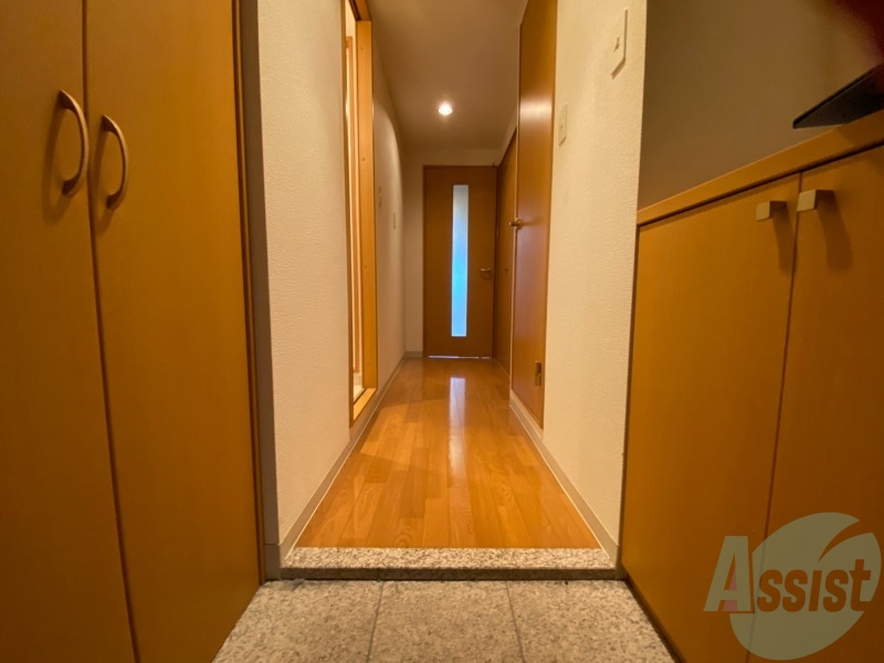 玄関　玄関からの様子ですリビングまでつながる廊下はきれいです