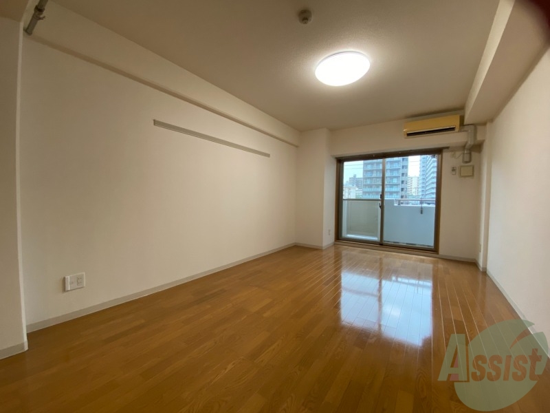 居室・リビング　１３．７帖のリビングは大きな窓のおかげでよく陽が差します