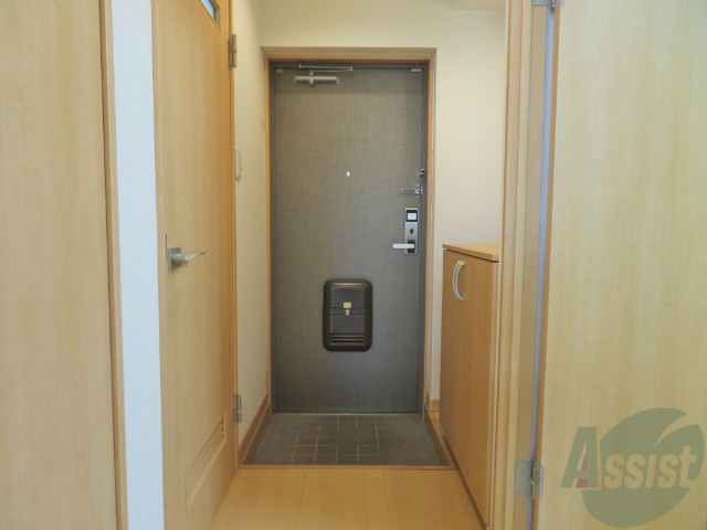 玄関　廊下の様子です。幅も狭くなく、利用しやすいですよ