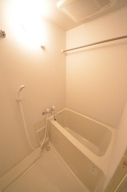 バス・シャワールーム　同お建物の同じ間取りの別の回数のお部屋です。床の色がお部屋…