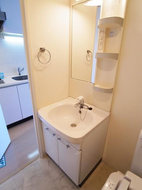洗面設備　同お建物の同じ間取りの別の回数のお部屋です。床の色がお部屋…