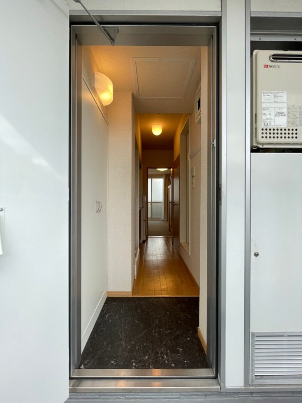 玄関　※別部屋参考写真