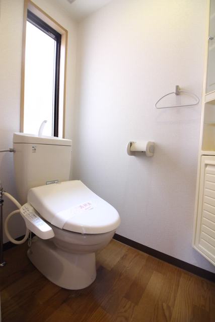 トイレ　洗浄機能付き便座もついています♪