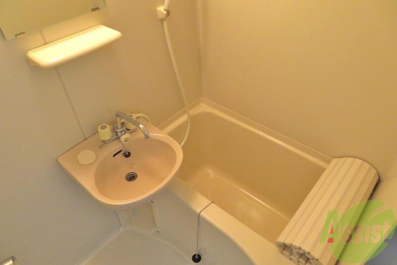 バス・シャワールーム　バス・トイレ別になってますので、清潔に使えますね。