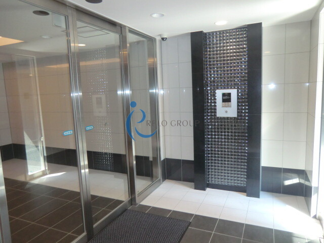 エントランス　同一シリーズの別物件です。