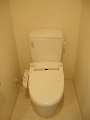 トイレ　エステムプラザ難波ＥＡＳＴIIブレスト　温水洗浄便座