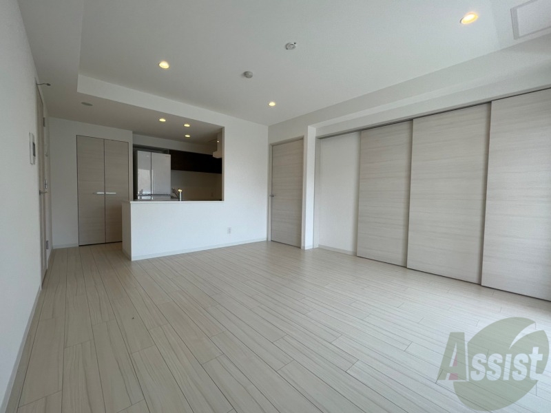 居室・リビング　白さが清潔感を出してくれます。お部屋も明るいですね。