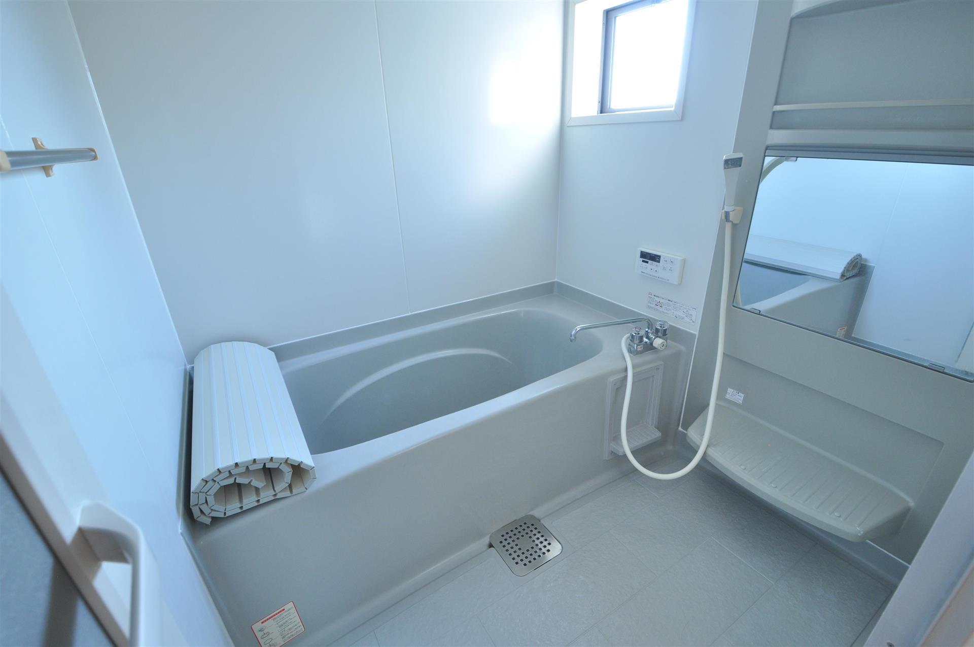 バス・シャワールーム　一坪風呂・追い焚き付き♪