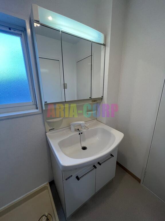 洗面設備　照明付の三面鏡型洗面化粧台！