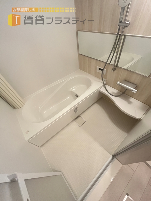 バス・シャワールーム　足も延ばせる広々バスルーム。