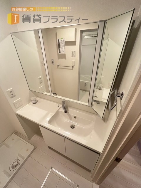 洗面設備　機能的な洗面台。