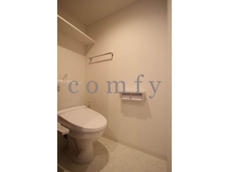 トイレ　ウォシュレット・上部には棚もあり便利です