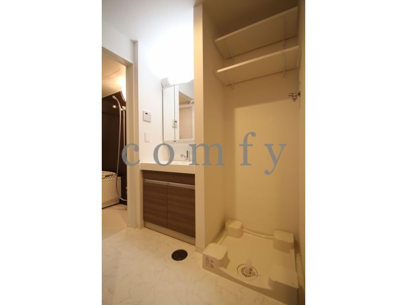 洗面設備　清潔感漂うパウダールーム