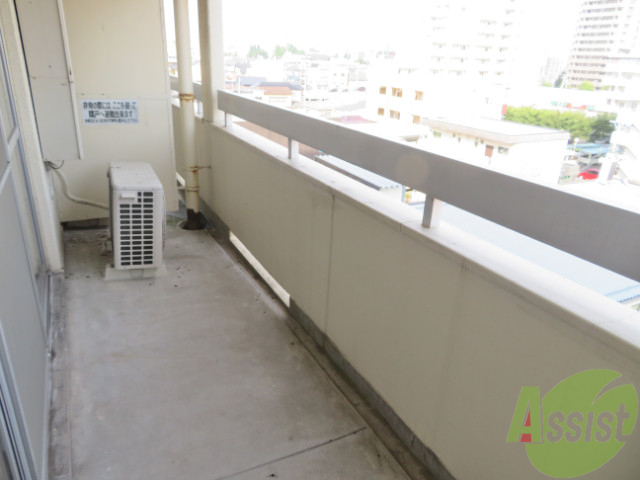バルコニー　バルコニー。洗濯物がはかどりそうな広さがありますよ。