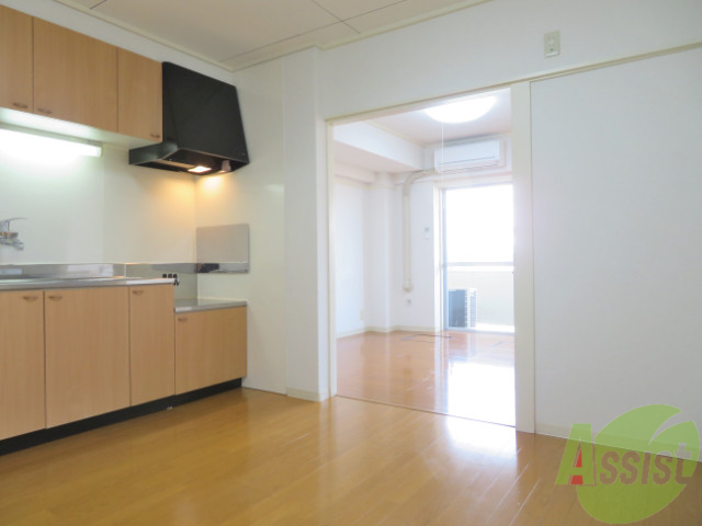 居室・リビング　こちらは、ダイニングキッチンの様子です。