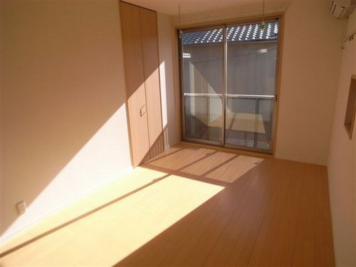 居室・リビング　洋室7.7帖。便利な室内物干し(ホスクリーン２本)付き！