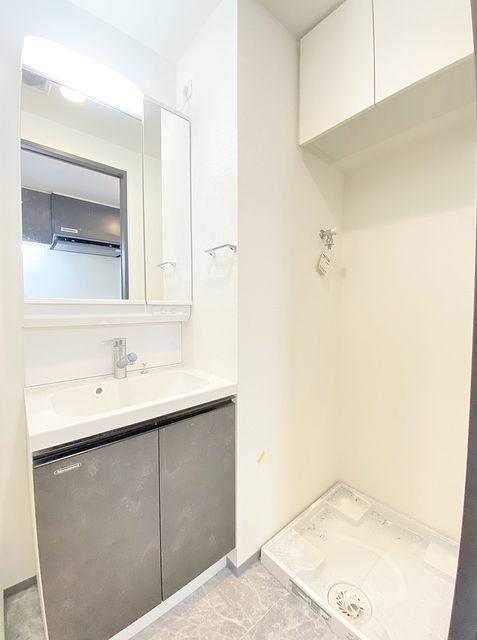 洗面設備　大きな鏡の洗面台・室内洗濯パン