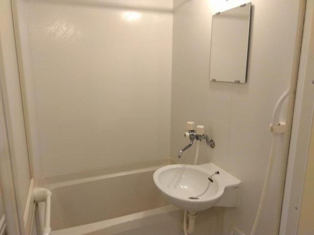 バス・シャワールーム　コンパクトで使いやすいお風呂です