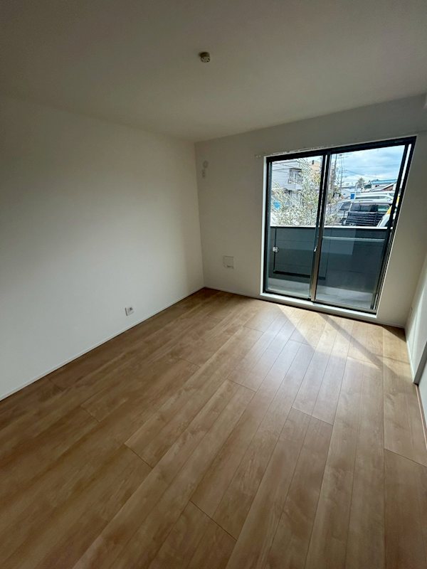 居室・リビング　窓があり日差しの入るお部屋です