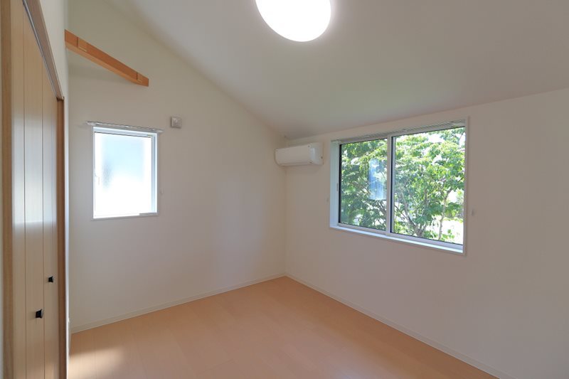 その他部屋・スペース　南側の洋室にもクローゼットとエアコン付き！