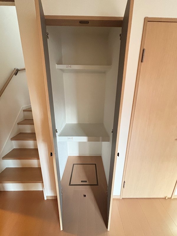 収納　階段脇にも収納があり日用品などの収納にぴったり！