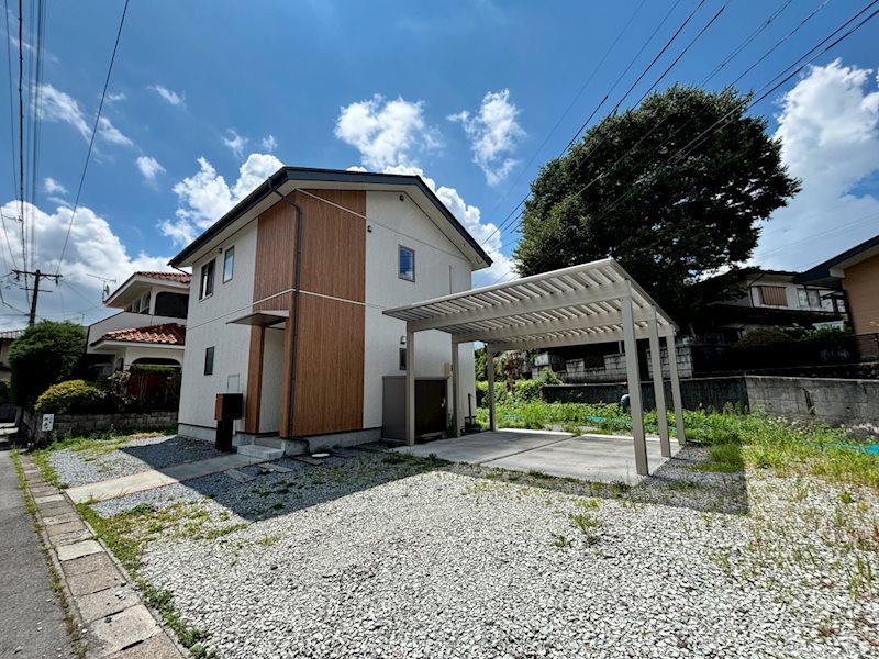 建物外観　白と木目調の綺麗な外観です。