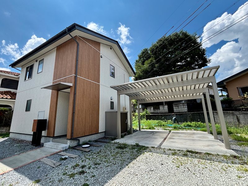 建物外観　2021年築、カーポート付き！