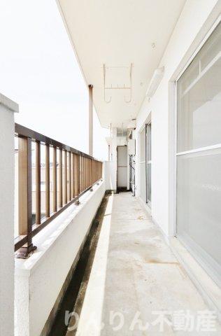 バルコニー　暖かな日差しのふりそそぐバルコニー