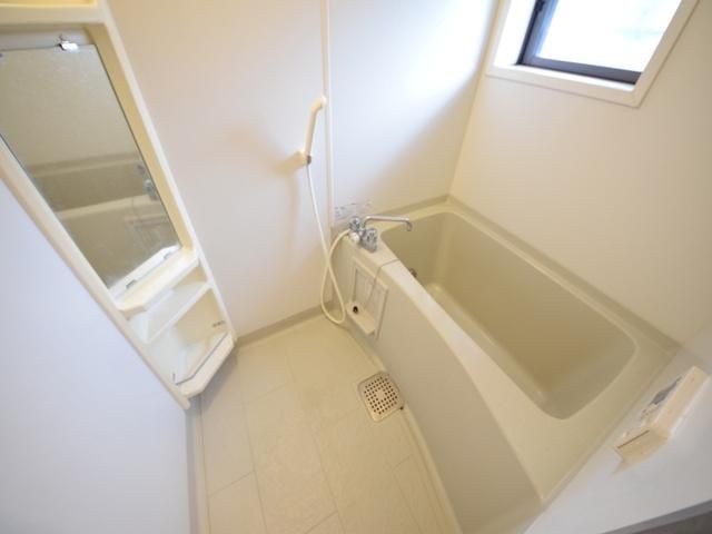 バス・シャワールーム　お風呂にも窓があるのは嬉しいですね