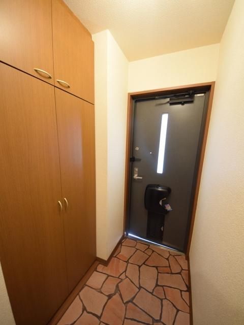 玄関　たっぷり入る下駄箱付