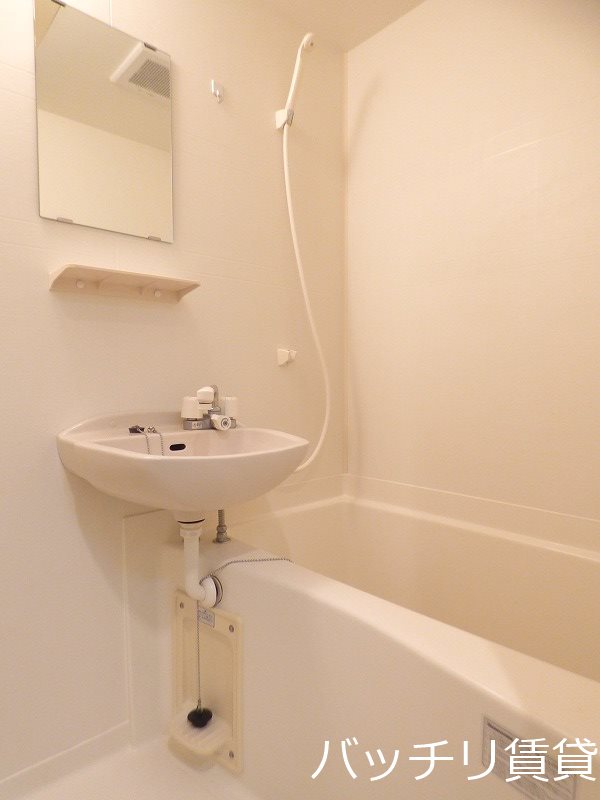 バス・シャワールーム　同型タイプの為、現状を優先致します。