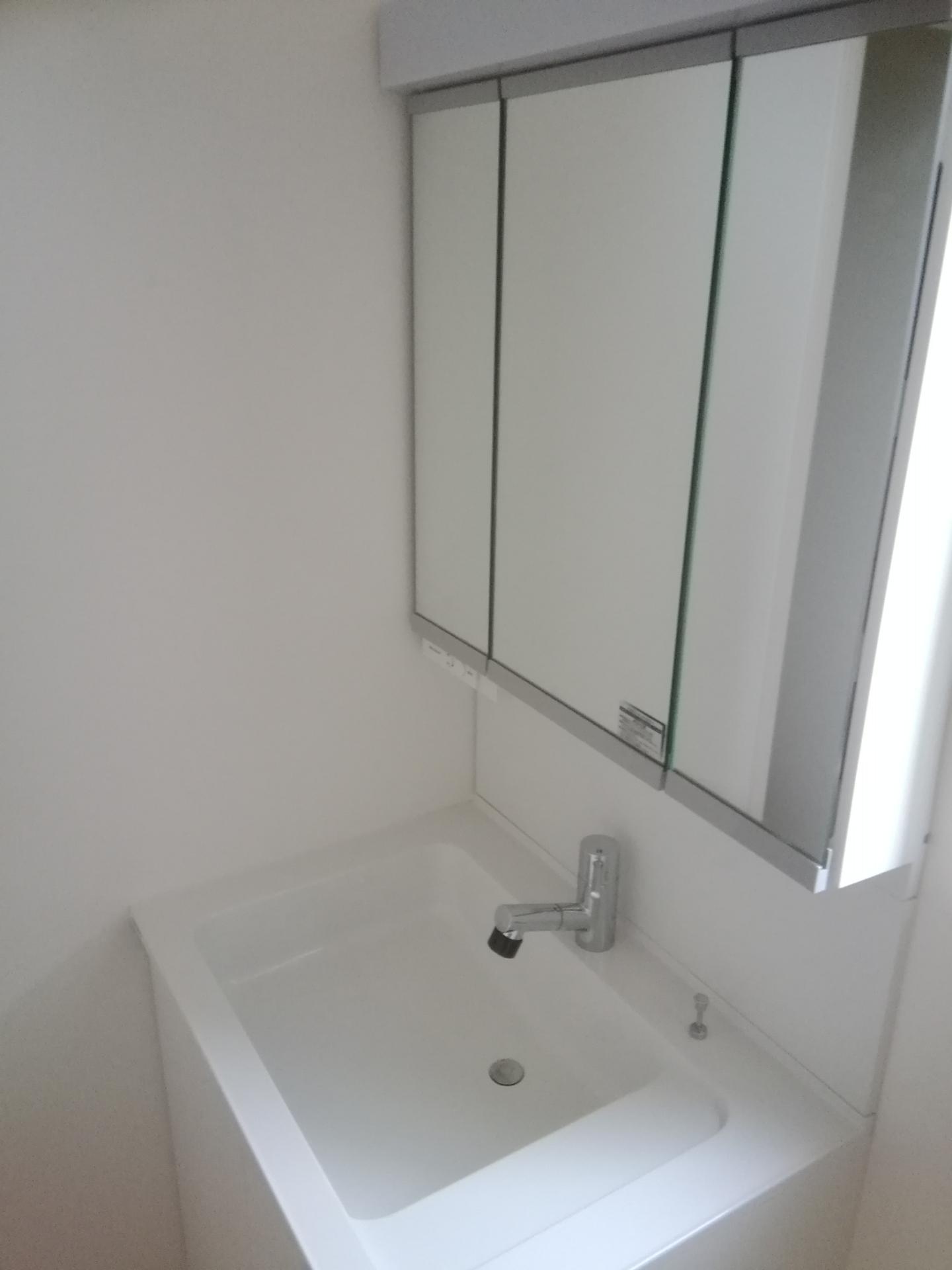 洗面設備　シャワー水栓付き洗面台