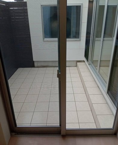 その他部屋・スペース　キッチン横の便利なタイルデッキ