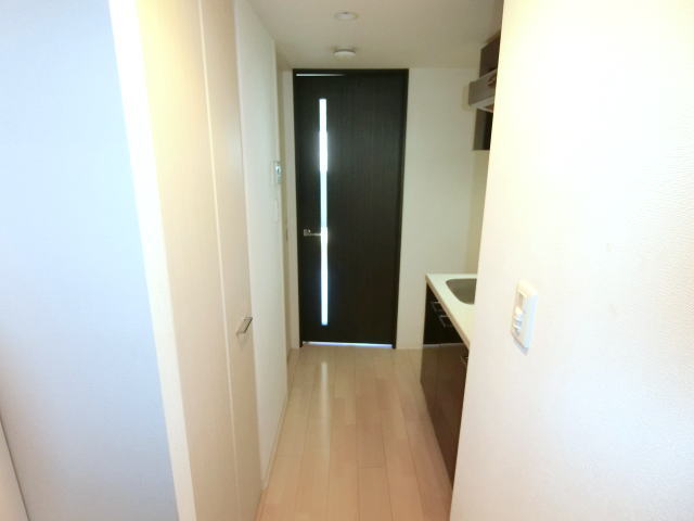 玄関　玄関センサーライトがついています