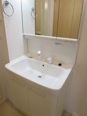 洗面設備　明るい洗面所です