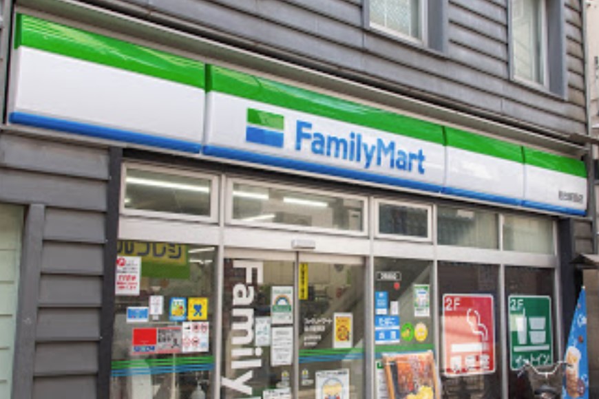 コンビニ　ファミリーマート 目白駅西店（コンビニ）まで759m